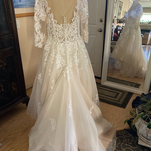 UNIQUE HIGH-LOW BRIDAL DRESS:14/16: - Picture 5 of 16